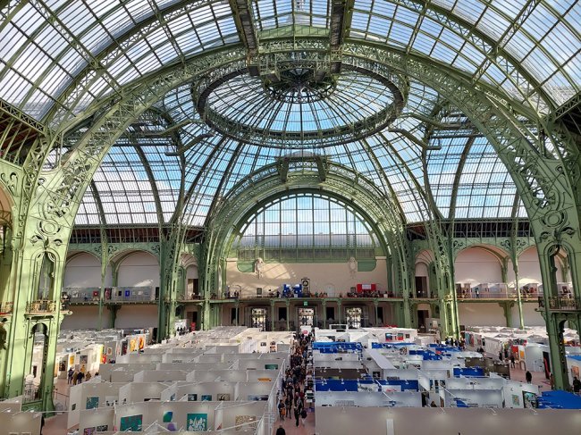 从语言命题到视觉经验：傅文俊综合媒介作品《白马非马》在法国巴黎大皇宫展出